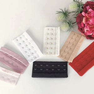 Può includere: Sei diversi estensori per spalline del reggiseno in vari colori, tra cui nero, bianco, rosa, beige e rosso. Gli estensori sono realizzati in un materiale morbido ed elastico e hanno più chiusure a gancio e occhiello.