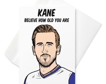 Può includere: Un biglietto di auguri di compleanno bianco e blu con un'illustrazione di cartone animato di Harry Kane, un calciatore, e il testo "KANE BELIEVE HOW OLD YOU ARE".