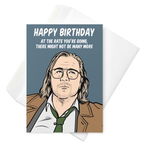 Puede incluir: Tarjeta de cumpleaños con el texto "HAPPY BIRTHDAY AT THE RATE YOU'RE GOING, THERE MIGHT NOT BE MANY MORE" sobre una ilustración de un hombre con gafas y pelo largo. La tarjeta está dentro de un sobre blanco.
