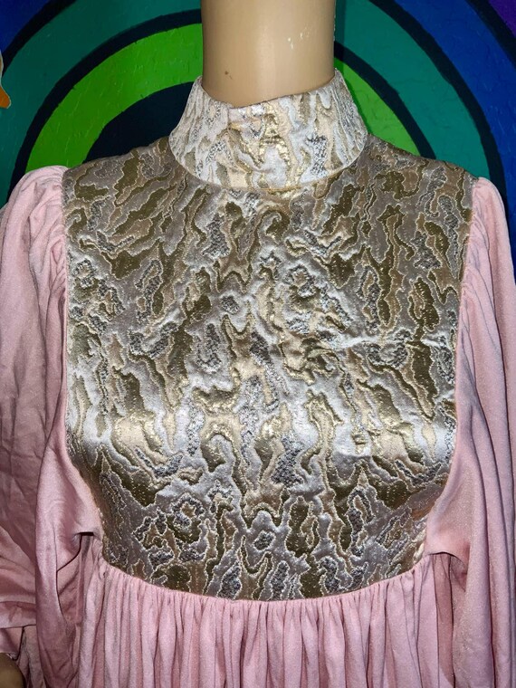 Vintage Pink and Quilted Lamé Housedress with Hug… - image 3
