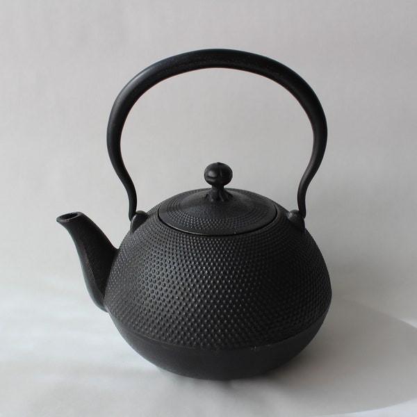 CUTE! Vintage Japanese Cast Iron Kettle / Nanbu Tetsubin