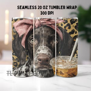 Może przedstawiać: Bezszwowy wzór na kubek o pojemności 20 uncji z akwarelowym portretem psa w różowej kokardzie, na tle w panterkę. Projekt kubka zawiera tekst "SEAMLESS 20 OZ TUMBLER WRAP 300 DPI".