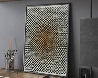 Op de afbeelding: Een zwarte spiegel met een geometrisch patroon van zwarte en witte cirkels. Het patroon creëert een radiaal ontwerp met een lichtbruin centrum.