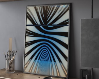 Op de afbeelding: Een ingelijste abstracte kunstprint met een ontwerp van blauwe en zwarte gebogen lijnen. Het kunstwerk staat op een houten plank met kantoorbenodigdheden. De achtergrond is lichtblauw, wat een opvallend contrast creëert.