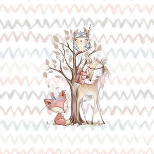 Könnte beinhalten: Eine skurrile Illustration zeigt ein Reh, einen Fuchs, eine Eule und ein Eichhörnchen, alle mit Federn geschmückt, die sich um einen Baum versammelt haben. Der Hintergrund hat ein sich wiederholendes Zickzackmuster in Pastellfarben. Die Kunst hat einen weichen Aquarellstil.