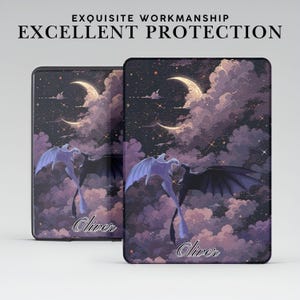Puede incluir: Dos fundas para teléfono con un diseño de dragón de fantasía. Las fundas presentan un cielo nocturno púrpura con nubes, lunas y estrellas. Dos dragones, uno negro y otro morado claro, se representan en vuelo. El texto "Oliver" está escrito en la parte inferior.