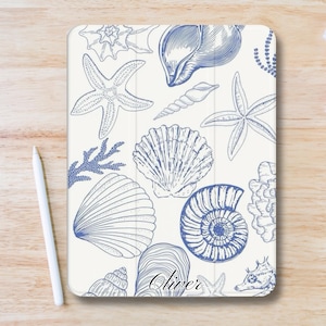 Personalisierte Beachy Seashell Aesthetic iPad Hülle mit Stiftfach, schlanke dreifache Stand iPad Flip Hülle für iPad Pro 13 12.9 11, iPad Air, iPad Mini