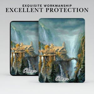 Op de afbeelding: Twee rechthoekige beschermhoezen met een fantasielandschap met een stenen kasteel op een klif, watervallen en een brug. De tekst EXQUISITE WORKMANSHIP EXCELLENT PROTECTION staat bovenaan en de naam Oliver is in een cursief lettertype.