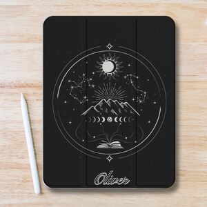 Personalisierte Fantasy Landschaft Ästhetik iPad Hülle mit Stiftfach, schlanke dreifache Klappständer iPad Flip Hülle für iPad Pro 13 12.9 11, iPad Air, iPad Mini