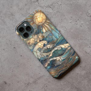 Puede incluir: Funda de teléfono inteligente con un diseño de vidriera que representa un sol, nubes y olas del océano en tonos azules, dorados y blancos. La funda tiene un acabado brillante y un diseño protector.