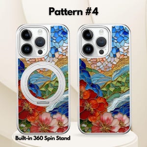 K&ouml;nnte beinhalten: Zwei Handyh&uuml;llen mit einem farbenfrohen Blumen- und Landschaftsdesign. Die H&uuml;llen haben einen transparenten Rand und einen integrierten 360-Grad-Drehst&auml;nder. Das Design umfasst rote, rosa, blaue und goldene Farben. Der Text "Pattern #4" steht oben und "Built-in 360 Spin Stand" unten.