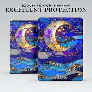 Könnte beinhalten: Zwei Handyhüllen mit einem Buntglasdesign mit einem Halbmond, Sternen und einem Nachthimmel in Blau-, Lila- und Goldtönen. Die Hüllen tragen unten den Namen "Oliver". Der Text "EXQUISITE WORKMANSHIP EXCELLENT PROTECTION" steht oben.