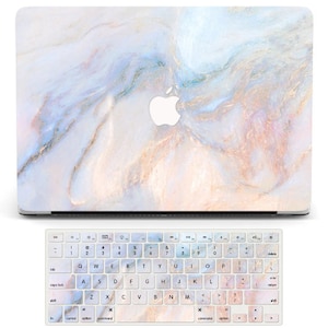 Op de afbeelding: Een laptop-skin met een marmerpatroon in tinten blauw, roze en wit. De skin is ontworpen om op een laptop te passen en heeft een gladde, glanzende afwerking.