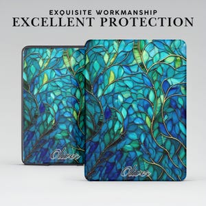 Può includere: Due custodie rettangolari per tablet con un motivo a vetrata composto da forme a foglia blu, turchesi e verdi con contorni dorati. Il testo EXQUISITE WORKMANSHIP EXCELLENT PROTECTION appare in alto e il nome Oliver in basso.