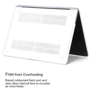 Pu&ograve; includere: Custodia per laptop bianca con un design arcobaleno iridescente. La custodia ha piedini in gomma rialzati e fessure di ventilazione per aiutare a prevenire il surriscaldamento.
