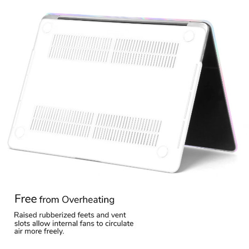 Pu&ograve; includere: Custodia per laptop bianca con un design arcobaleno iridescente. La custodia ha piedini in gomma rialzati e fessure di ventilazione per aiutare a prevenire il surriscaldamento.