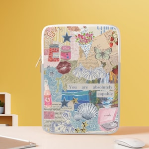Könnte beinhalten: Eine weiße Laptop-Hülle mit einer Collage aus Bildern und Text. Der Text lautet "You are absolutely capable". Die Bilder zeigen einen Schmetterling, eine Muschel, eine Flasche Limonade, ein Glas Marmelade und einen Blumenstrauß.