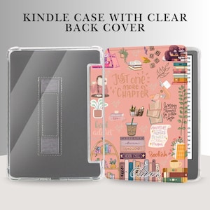 Może przedstawiać: Przezroczyste etui na Kindle z przezroczystym tyłem. Etui posiada podstawkę i dekoracyjną wkładkę z różowym tłem i ilustracjami o tematyce książkowej. Tekst na wkładce brzmi "Just one more chapter."