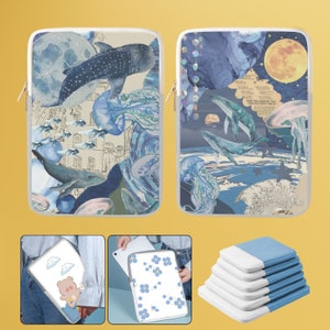 Könnte beinhalten: Zwei Laptop-Hüllen mit unterschiedlichen Designs. Die erste Hülle zeigt einen blauen Wal, Quallen und einen Mond. Die zweite Hülle zeigt einen Wal, Quallen und einen Mond mit einem sternenklaren Nachthimmel. Beide Hüllen haben einen weißen Hintergrund und einen Reißverschluss.