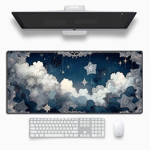 Può includere: Un tappetino per mouse blu e bianco con un design di nuvole e stelle. Il tappetino per mouse ha un bordo decorativo.