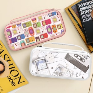 Op de afbeelding: Twee rechthoekige etuis met ritsen en handvatten. Eén is roze met een patroon van kleurrijke retro handheld gameconsoles. De andere is wit met een grijswaarden ontwerp van muziekgerelateerde items.