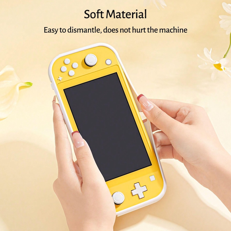 Puede incluir: Una funda protectora amarilla y blanca para un dispositivo de juego port&aacute;til. La funda tiene una pantalla negra y botones blancos. El texto "Soft Material" y "Easy to dismantle, does not hurt the machine" es visible.