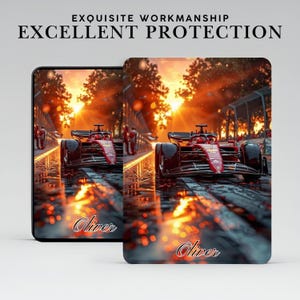Puede incluir: Dos fundas para teléfono con una imagen vibrante de un coche de carreras de Fórmula 1 rojo en una pista al atardecer. Las fundas tienen el nombre "Oliver" en cursiva en la parte inferior. El texto "EXQUISITE WORKMANSHIP" y "EXCELLENT PROTECTION" está en la parte superior.