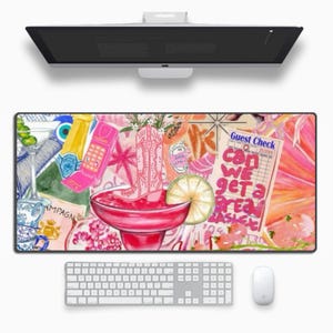 以下が含まれることがあります： マルガリータグラス、カウボーイブーツ、電話、そして「Can we get a real basket」というテキストが書かれたゲストチェックが描かれたピンクとオレンジのイラスト入りマウスパッドです。