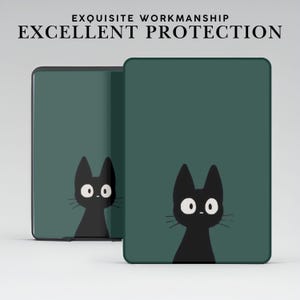 Puede incluir: Una funda de tel&eacute;fono verde con una ilustraci&oacute;n de un gato negro. El gato tiene grandes ojos blancos y mira hacia la derecha. El texto "EXQUISITE WORKMANSHIP EXCELLENT PROTECTION" est&aacute; en la parte superior de la imagen.