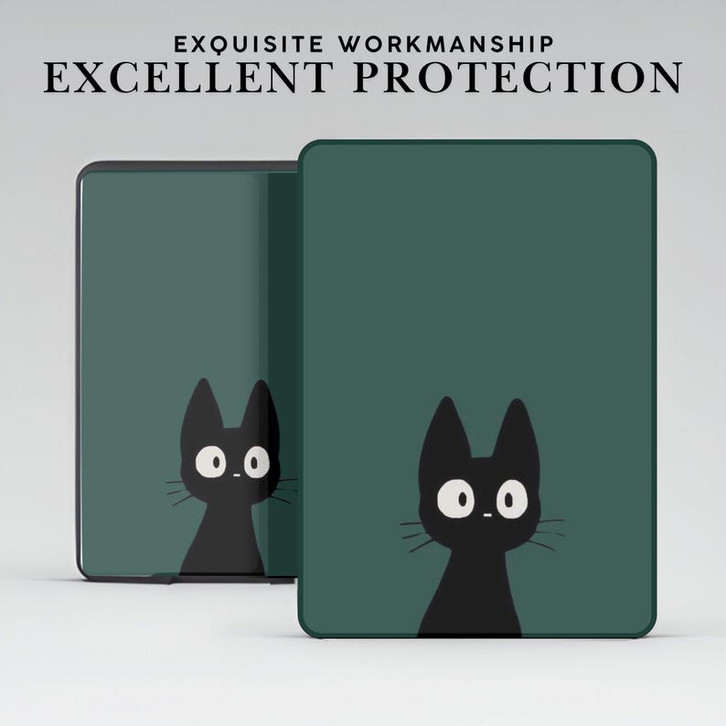 Puede incluir: Una funda de tel&eacute;fono verde con una ilustraci&oacute;n de un gato negro. El gato tiene grandes ojos blancos y mira hacia la derecha. El texto "EXQUISITE WORKMANSHIP EXCELLENT PROTECTION" est&aacute; en la parte superior de la imagen.