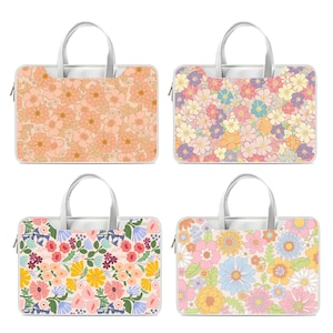 Puede incluir: Cuatro fundas para portátiles con estampados florales. Las fundas tienen forma rectangular con cierre de cremallera y asa blanca. Los diseños florales incluyen flores melocotón, rosas, moradas, amarillas y azules sobre fondo claro.