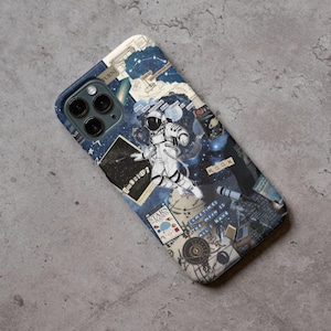 Könnte beinhalten: Eine blaue und weiße iPhone-Hülle mit einer Collage aus Bildern, darunter ein Astronaut, Sterne, Planeten und die Worte "Moon" und "Stars and Planets".