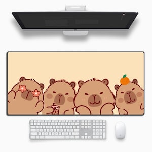 Op de afbeelding: Een rechthoekige muismat met een cartoon illustratie van vier bruine beren. Eén beer heeft een bloem over zijn oog, een ander houdt een drankje vast en de laatste heeft een kleine sinaasappel op zijn hoofd. Een toetsenbord en muis staan eronder.