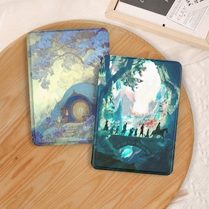 Puede incluir: Dos cajas metálicas rectangulares con ilustraciones de fantasía. La caja izquierda muestra una puerta redonda en una colina azul bajo un gran árbol. La derecha muestra un grupo de siluetas caminando por un puente en un bosque.
