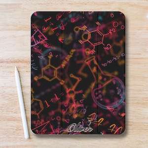 Personligt vetenskapligt rymdestetiskt iPad-skal med pennfack, smalt trippelvikbart stativ iPad-flipfodral för iPad Pro 13 12.9 11, iPad Air 13", iPad Mini
