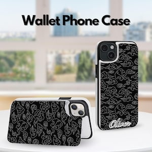 Peut inclure: Étui portefeuille pour téléphone noir et blanc avec un motif de nuages. L'étui a une bordure blanche et un nom personnalisé en cursive. Le texte "Wallet Phone Case" est en haut de l'image.