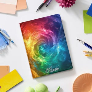 Capa personalizada com nome, estampa abstrata de arco-íris, para iPad Pro 13, 12 e 11 polegadas, iPad Air 13 polegadas e iPad 10 e 9 polegadas. Possui compartimento para caneta.
