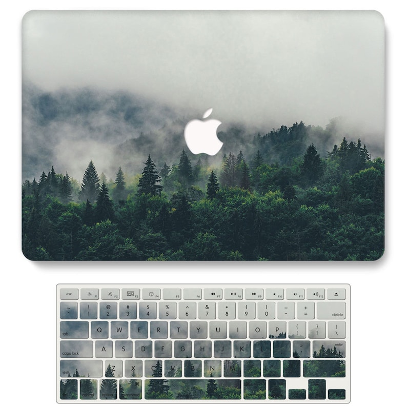 Pu&ograve; includere: Una skin per laptop con una scena di foresta nebbiosa. L'immagine presenta una foresta fitta con alberi alti e uno strato di nebbia che ricopre il paesaggio. La skin &egrave; progettata per adattarsi a un laptop e presenta una tavolozza di colori sottile e tenue.