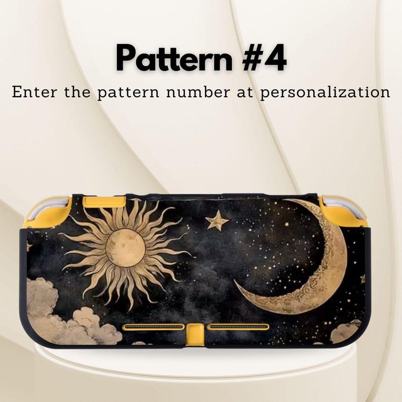 Puede incluir: Una funda negra y dorada con estampado para un dispositivo de juego port&aacute;til. El dise&ntilde;o presenta un sol, una luna, estrellas y nubes. Se muestra el texto "Pattern #4" y "Enter the pattern number at personalization".