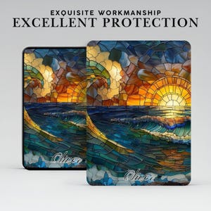 Könnte beinhalten: Zwei Handyhüllen mit einem Buntglasdesign eines Sonnenuntergangs über dem Meer. Die Hüllen weisen eine lebendige Farbpalette aus Blau-, Orange- und Gelbtönen auf. Der Text "EXQUISITE WORKMANSHIP EXCELLENT PROTECTION" wird oben angezeigt.