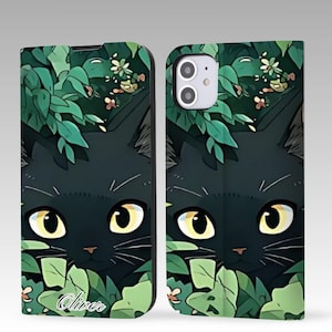 Pode incluir: Capa de telemóvel com um gato preto a espreitar por entre folhagens verdes. O gato tem grandes olhos amarelos e bigodes brancos. O nome "Oliver" está escrito em itálico. A capa protege o telemóvel.