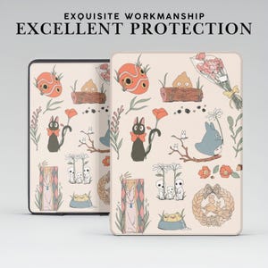 Puede incluir: Una funda para tel&eacute;fono de color crema con un patr&oacute;n repetido de gatos negros, flores blancas y otras ilustraciones caprichosas. La funda presenta un personaje azul claro con orejas grandes y un personaje marr&oacute;n claro con un tronco de &aacute;rbol.