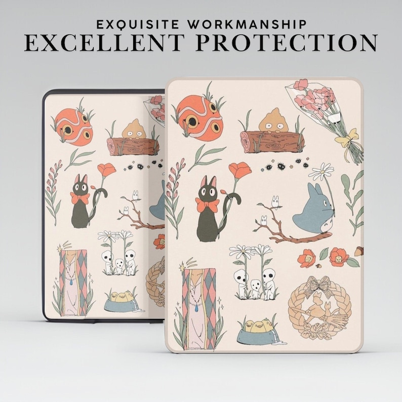 Puede incluir: Una funda para tel&eacute;fono de color crema con un patr&oacute;n repetido de gatos negros, flores blancas y otras ilustraciones caprichosas. La funda presenta un personaje azul claro con orejas grandes y un personaje marr&oacute;n claro con un tronco de &aacute;rbol.