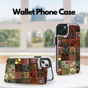 Op de afbeelding: Portemonnee telefoonhoesje met een kleurrijk, patroonontwerp. De hoes heeft een mozaïek van vierkanten met bloemen-, vlinder- en geometrische motieven in tinten rood, groen, bruin en wit. De tekst "Wallet Phone Case" staat bovenaan.