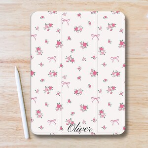 Funda personalizada para iPad con diseño floral y lazo kawaii, incluye ranura para lápiz y soporte plegable. Compatible con iPad Pro de 13, 12.9 y 11 pulgadas, iPad Air y iPad Mini.