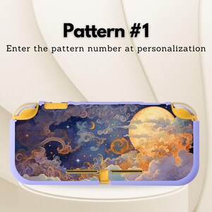 Puede incluir: Una funda de consola de juegos de color lavanda con un dise&ntilde;o celestial. Presenta una gran luna, nubes y estrellas. La funda tiene detalles dorados y el texto "Pattern #1" y "Enter the pattern number at personalization".