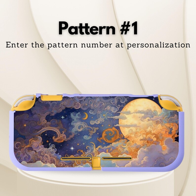 Puede incluir: Una funda de consola de juegos de color lavanda con un dise&ntilde;o celestial. Presenta una gran luna, nubes y estrellas. La funda tiene detalles dorados y el texto "Pattern #1" y "Enter the pattern number at personalization".