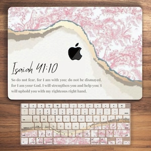 Puede incluir: Una funda para portátil con un diseño floral y una cita de Isaías 41:10, "No temas, porque yo estoy contigo; no te angusties, porque yo soy tu Dios. Te fortaleceré, te ayudaré, te sostendré con mi diestra justa."