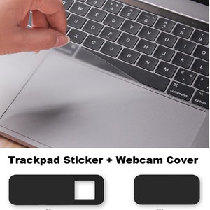 Pu&ograve; includere: Un copri webcam nero con un interruttore scorrevole per aprire e chiudere l'obiettivo della fotocamera. Il copri &egrave; mostrato su un computer portatile con un adesivo per il touchpad.