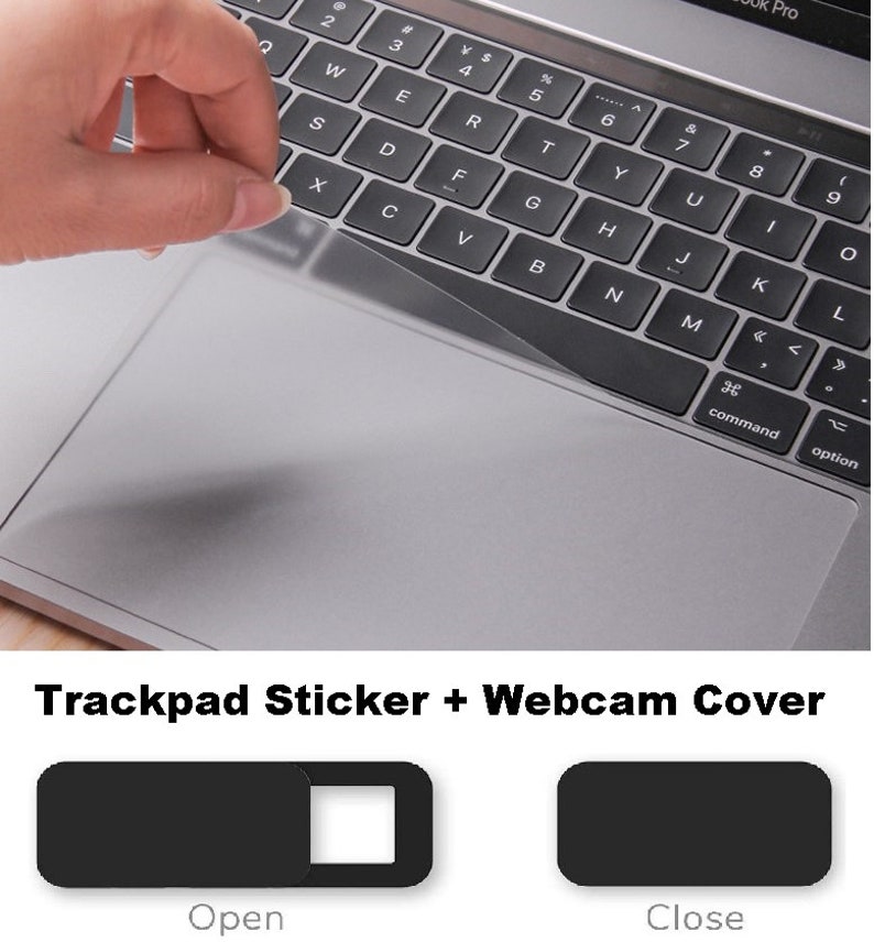 Pu&ograve; includere: Un copri webcam nero con un interruttore scorrevole per aprire e chiudere l'obiettivo della fotocamera. Il copri &egrave; mostrato su un computer portatile con un adesivo per il touchpad.